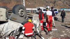 ۵ کارگر در تصادف تریلی و مینی‌بوس در خوزستان مصدوم شدند